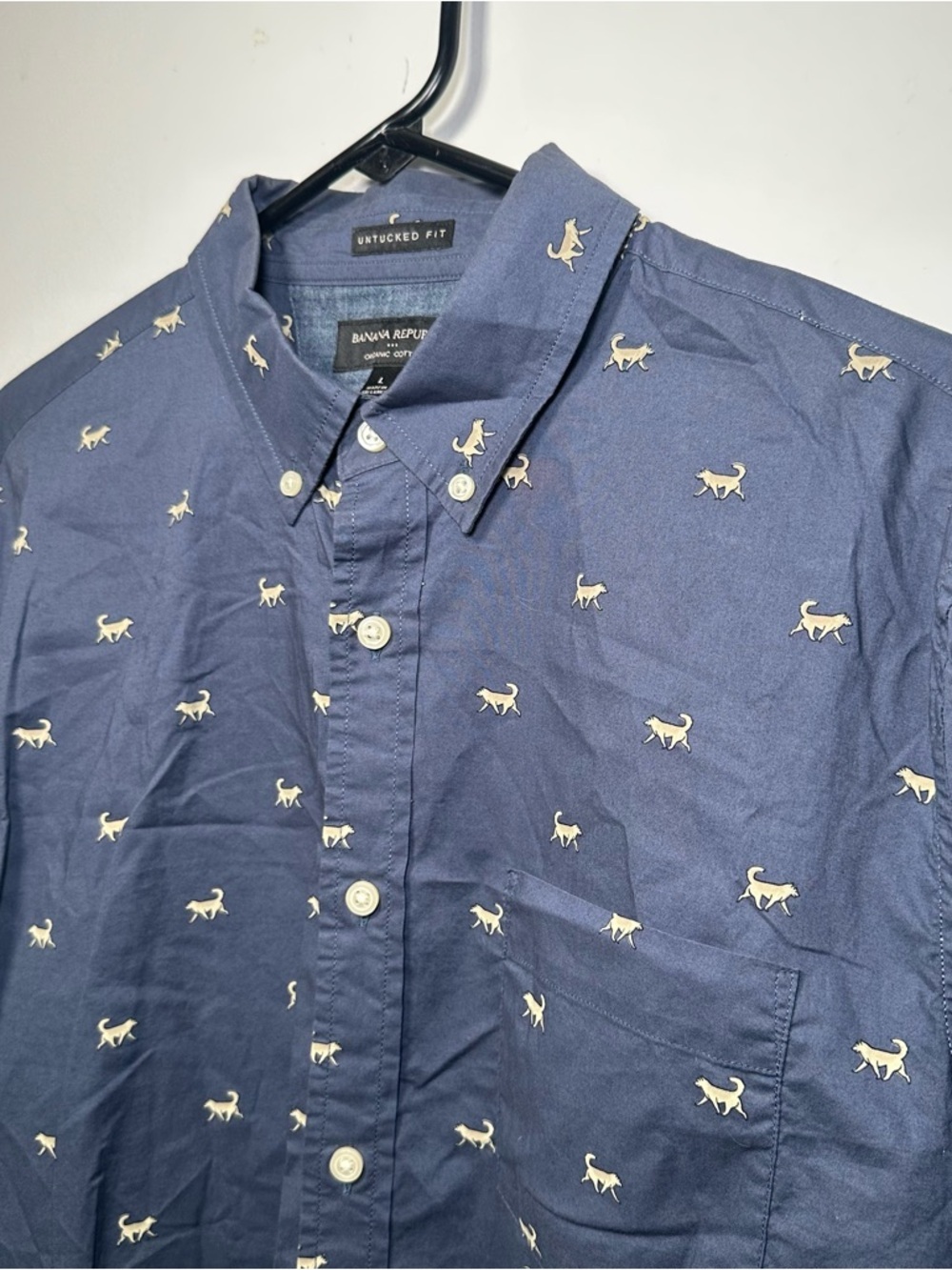 Banana Republic Untucked Novelty Wolf Print Button Up Shirt Blue Organic Cotton - Picture 7 of 16